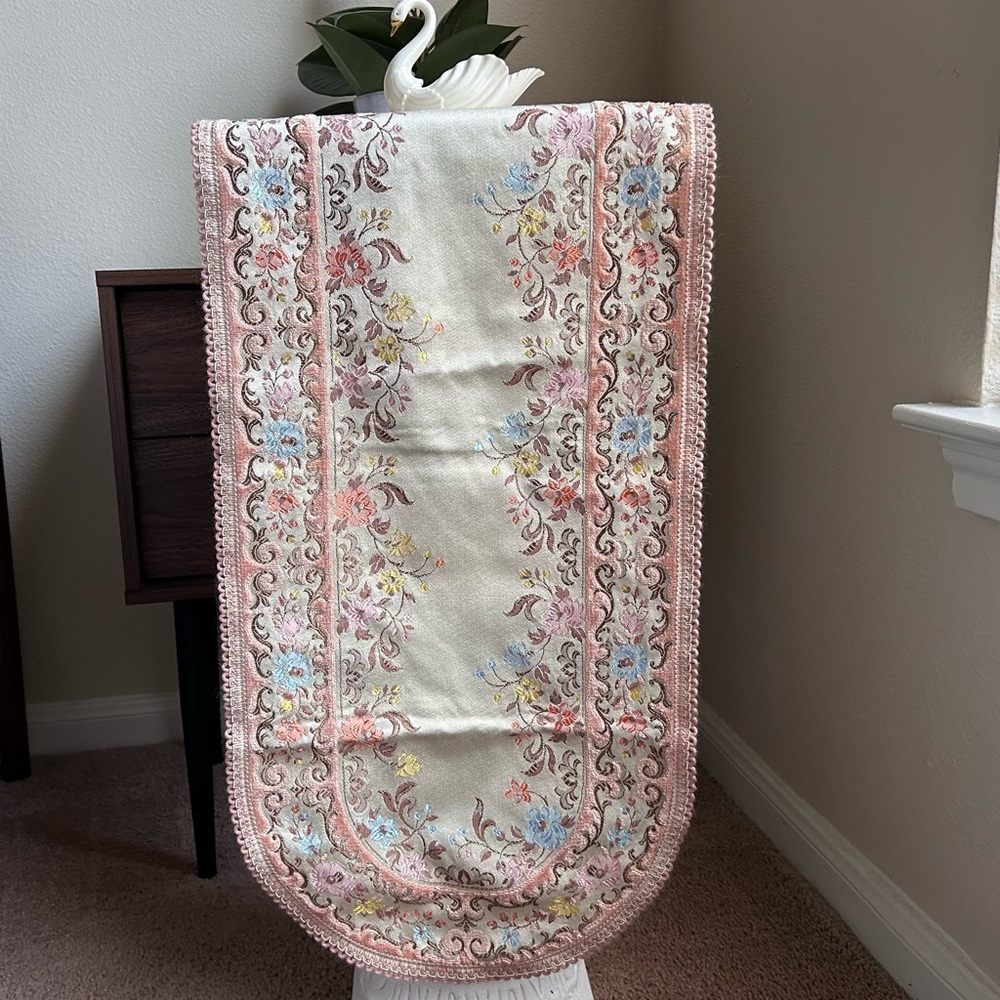 Vintage CHATEAU Ambrose linen art Table Runner